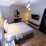 Luxury 3Br Pool View Near Airport!