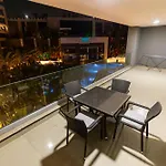 Luxury 3Br Pool View Near Airport!