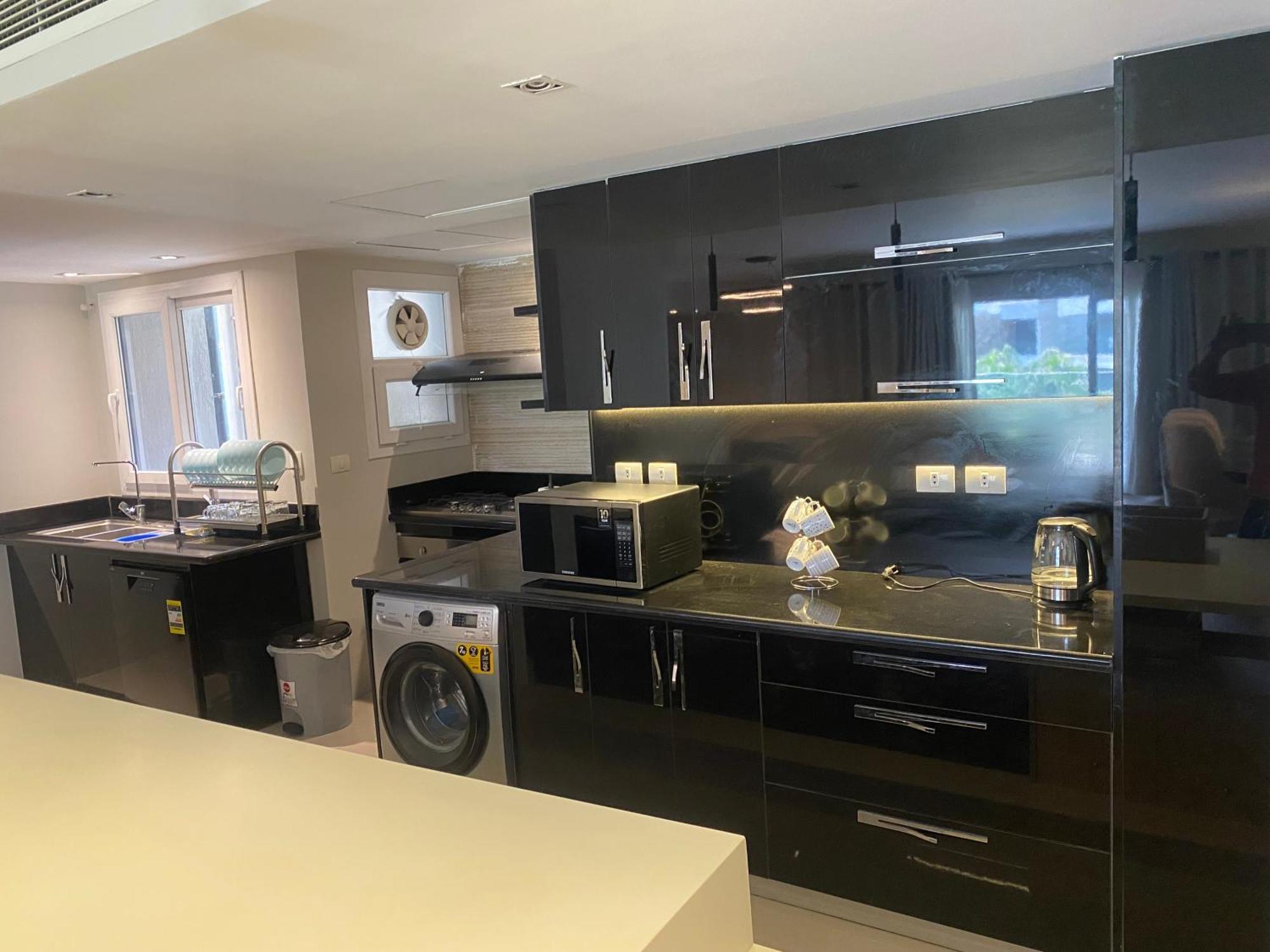 Apartment Luxury 3br Pool View Near Airport! *